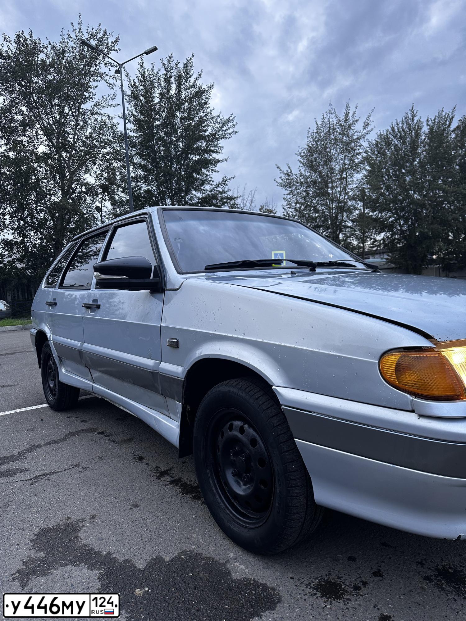 Фото автомобиля LADA 2114 SAMARA, 2004 — госномер У446МУ124. Цвет: Серебристо-Желтый
