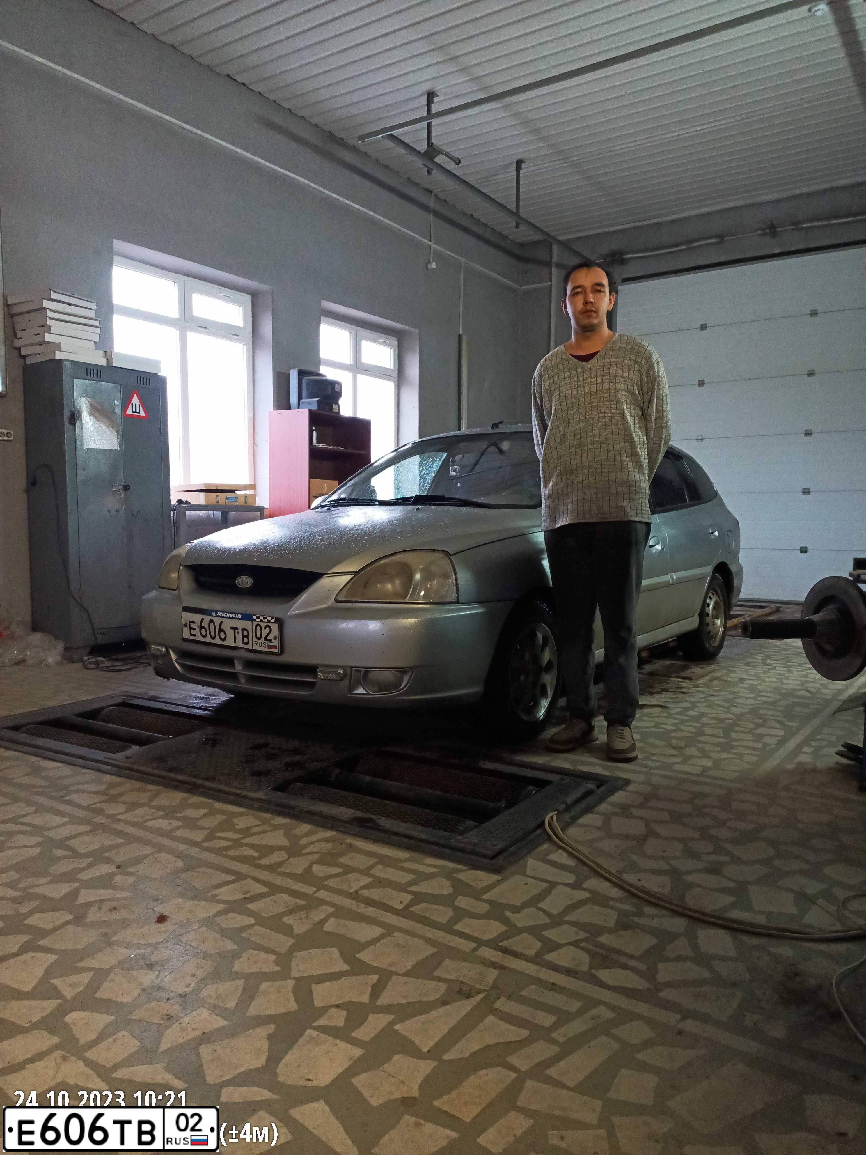 Фото автомобиля KIA RIO, 2004 — госномер Р384РУ799. Цвет: СЕРЕБРИСТЫЙ