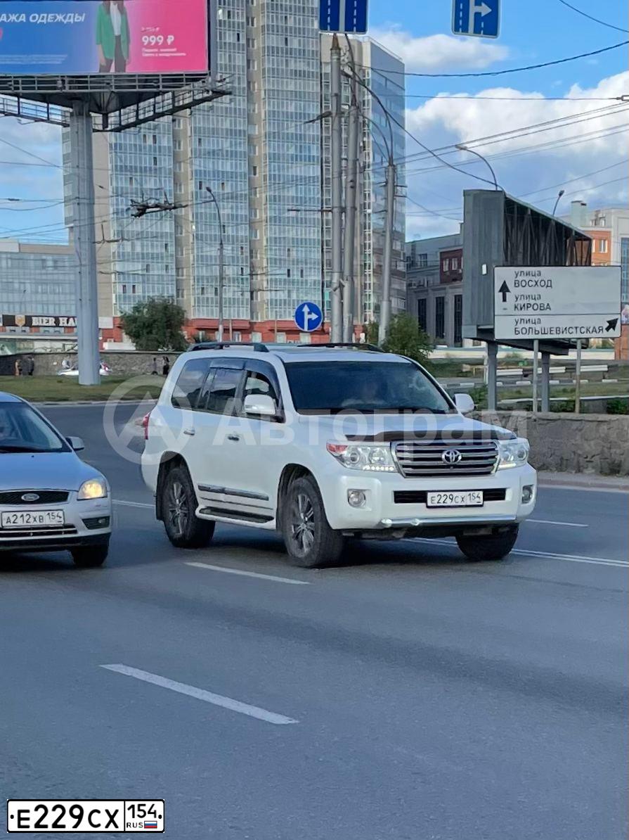Фото автомобиля TOYOTA LANDCRUISER 200, 2013 — госномер Е229СХ154. Цвет: Белый