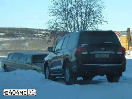 Фото автомобиля TOYOTA LANDCRUISER 200, 2014 — госномер Е404МС51. Цвет: ЧЕРНЫЙ