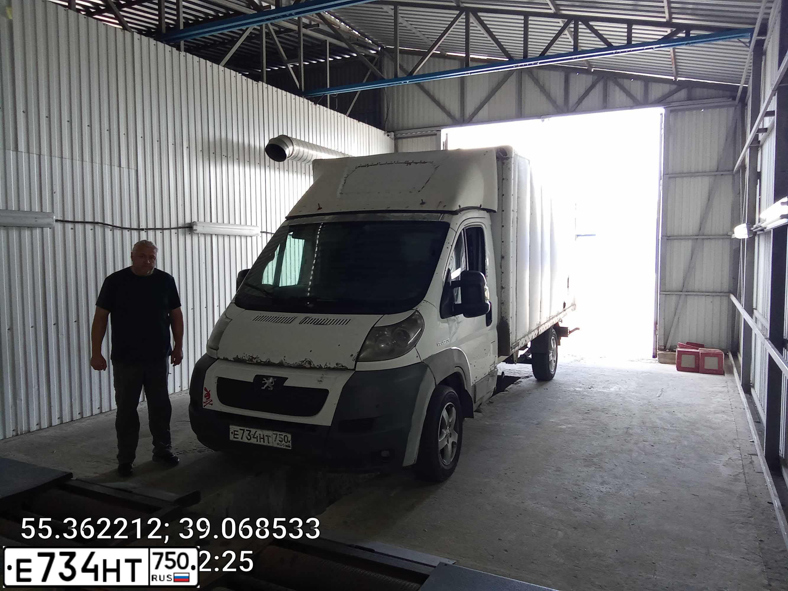 Фото автомобиля PEUGEOT BOXER, 2009 — госномер Е734НТ750. Цвет: Белый