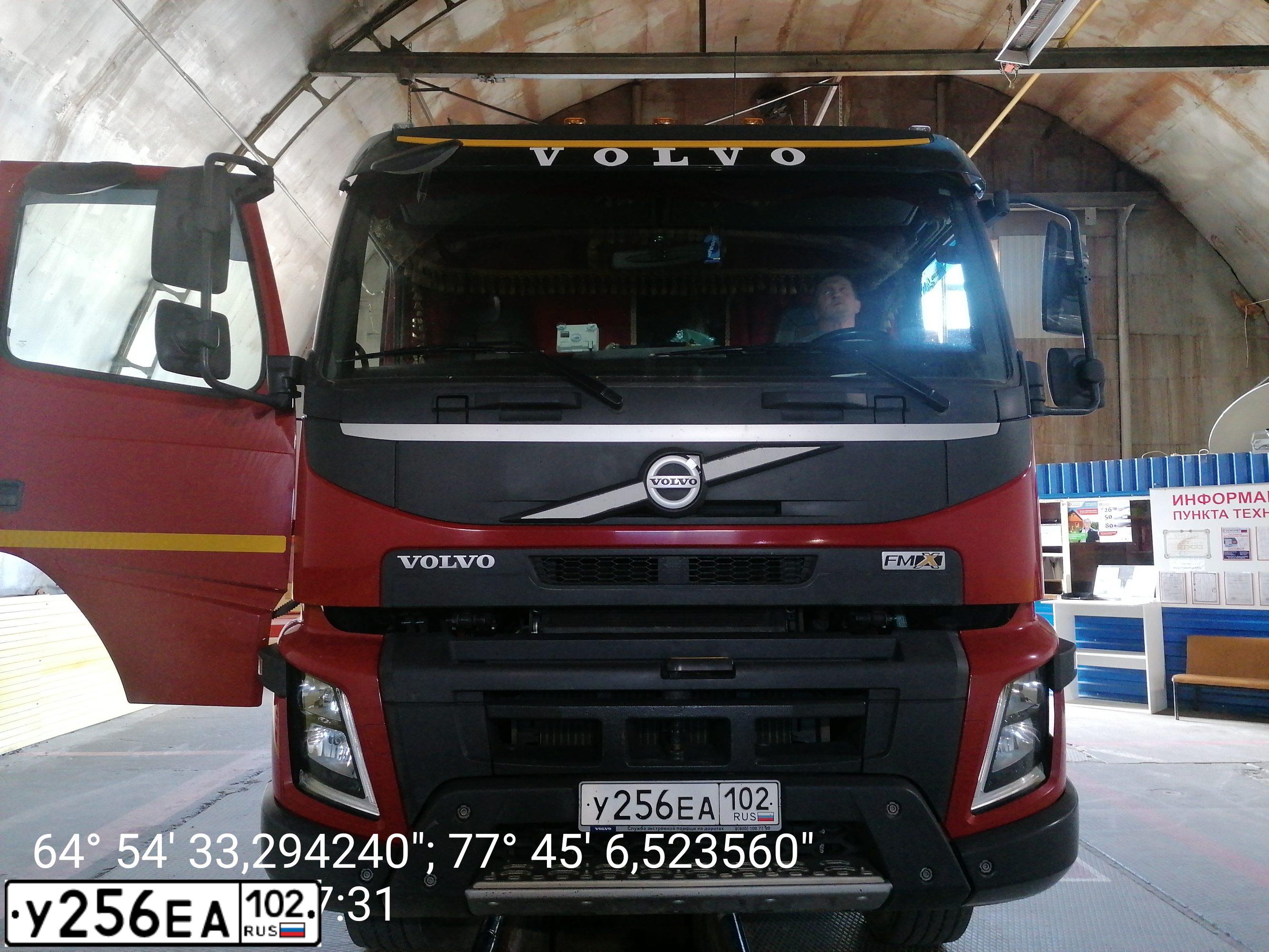 Фото автомобиля VOLVO SERIE FM /8X4/, 2018 — госномер С977НМ89. Цвет: Красный