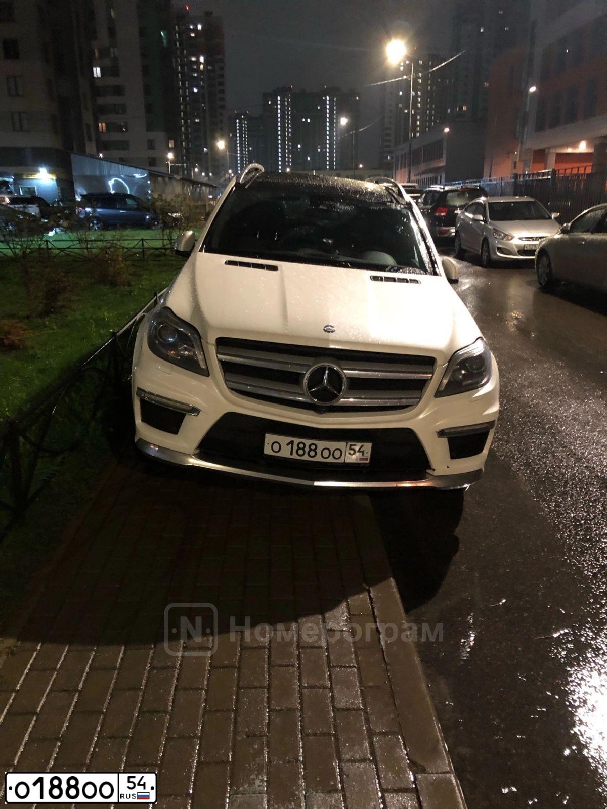 Фото автомобиля MERCEDES GL-KLASSE, 2013 — госномер О188ОО54. Цвет: Белый