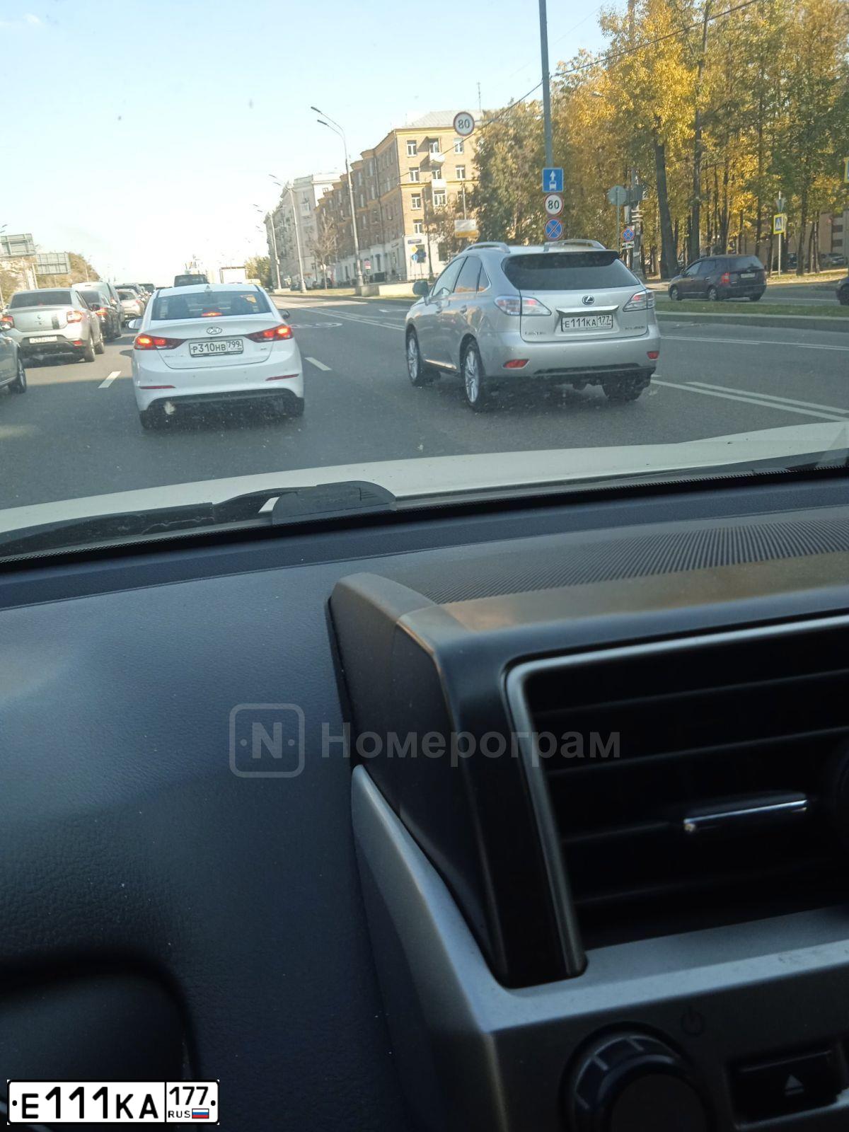 Фото автомобиля LEXUS S RX, 2009 — госномер Е111КА177. Цвет: СЕРЫЙ СВЕТЛЫЙ