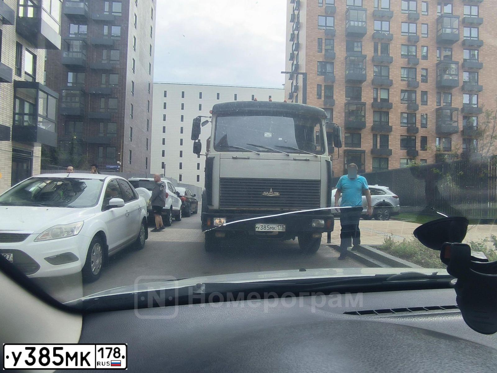 Фото автомобиля MAZ 5336 /4X2/, 2001 — госномер У385МК178. Цвет: СЕРЫЙ