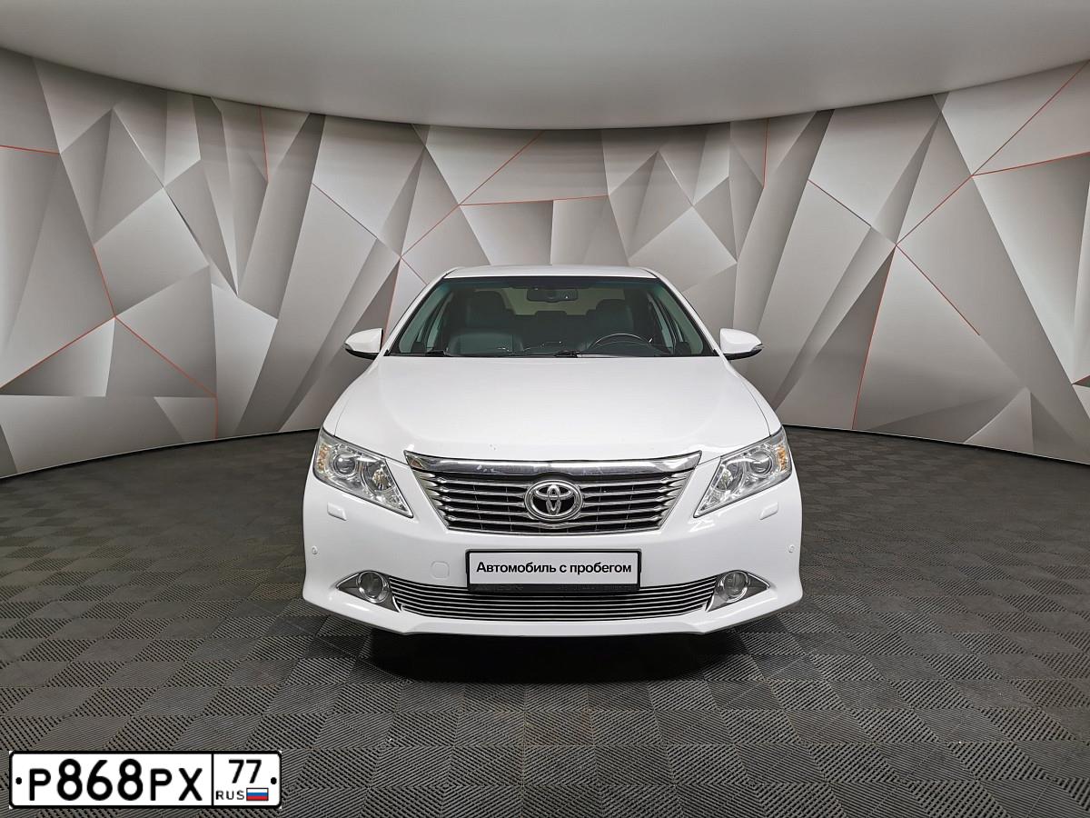 Фото автомобиля TOYOTA CAMRY, 2013 — госномер Р868РХ77. Цвет: Белый