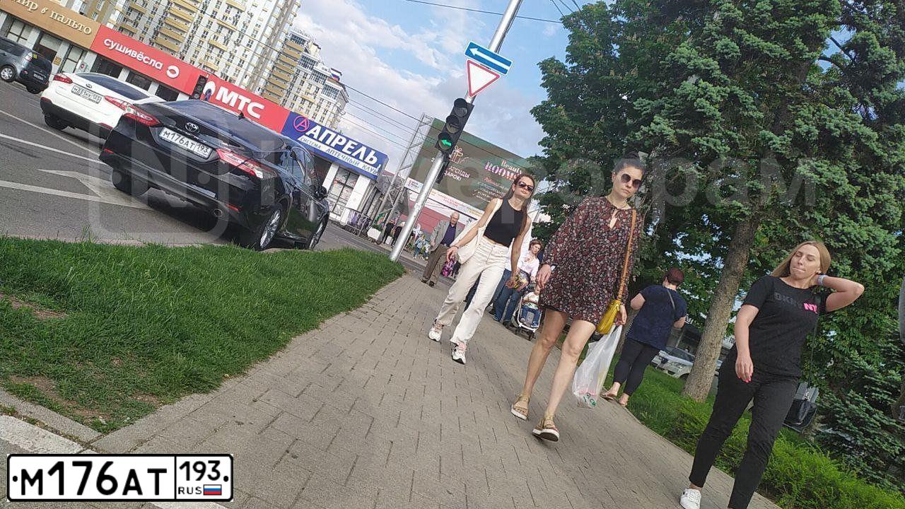 Фото автомобиля TOYOTA CAMRY, 2019 — госномер Е082КХ23. Цвет: ЧЕРНЫЙ МЕТАЛИК