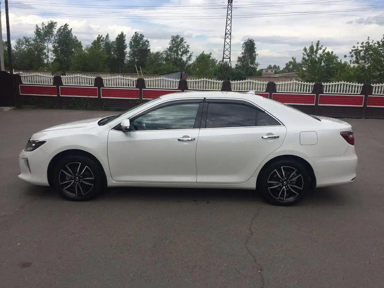 Фото автомобиля TOYOTA CAMRY, 2017 — госномер М610КТ138. Цвет: Белый