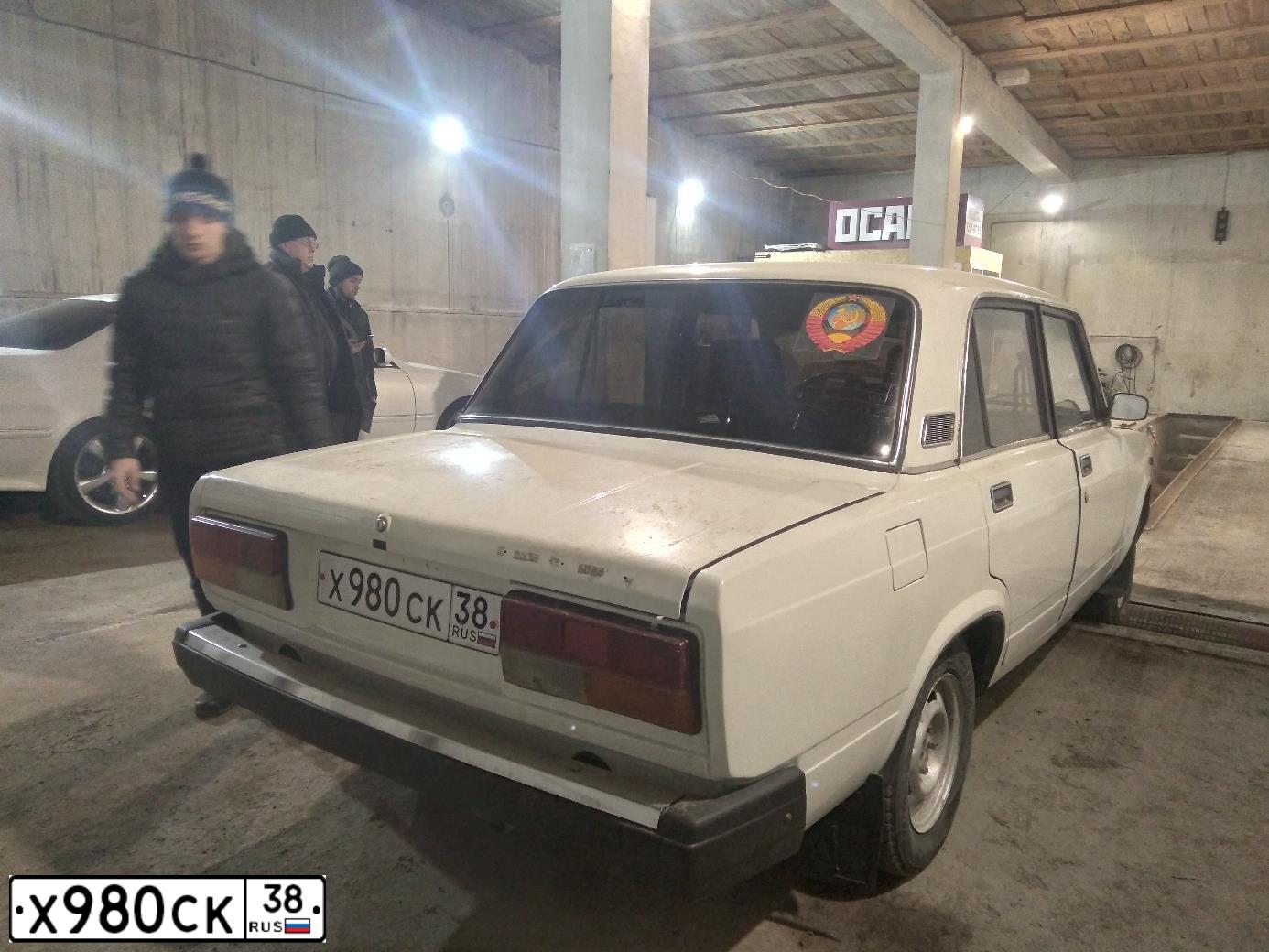 Фото автомобиля ВАЗ 2107, 1994 — госномер Р948КО138. Цвет: Белый