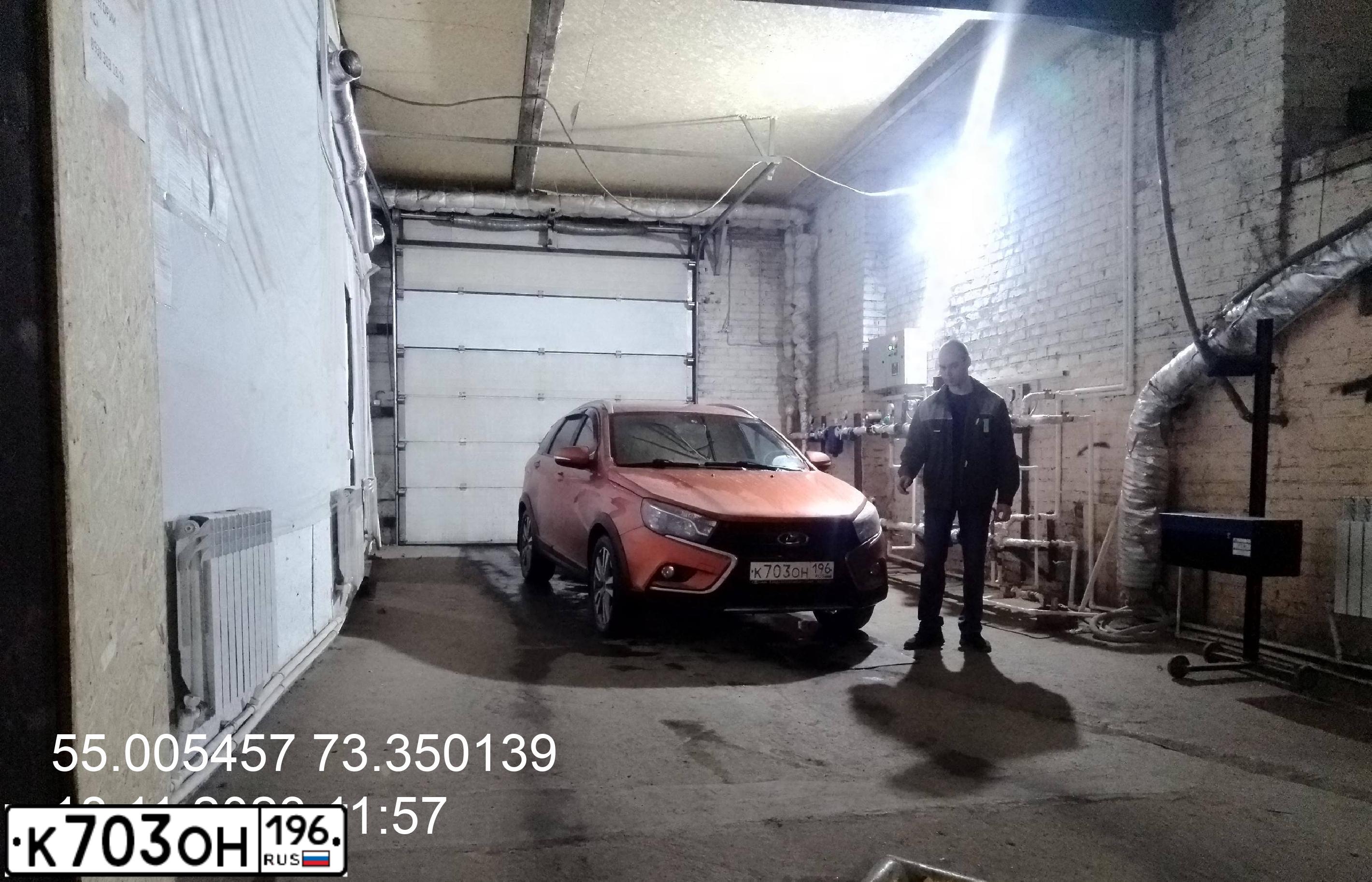 Фото автомобиля LADA VESTA, 2018 — госномер К703ОН196. Цвет: ОРАНЖЕВЫЙ