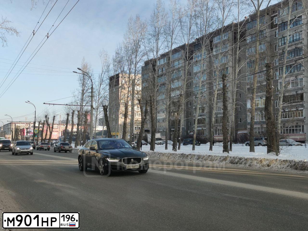 Фото автомобиля JAGUAR XE, 2017 — госномер О930ХС196. Цвет: Темно-синий