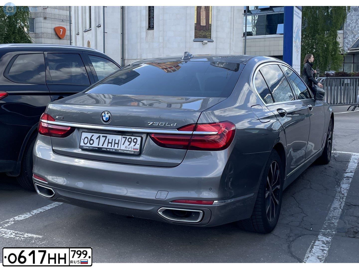 Фото автомобиля BMW SERIE 7, 2015 — госномер О617НН799. Цвет: СЕРЫЙ