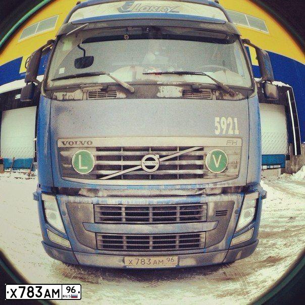 Фото автомобиля VOLVO SERIE FH /4X2/, 2013 — госномер Х783АМ96. Цвет: синий