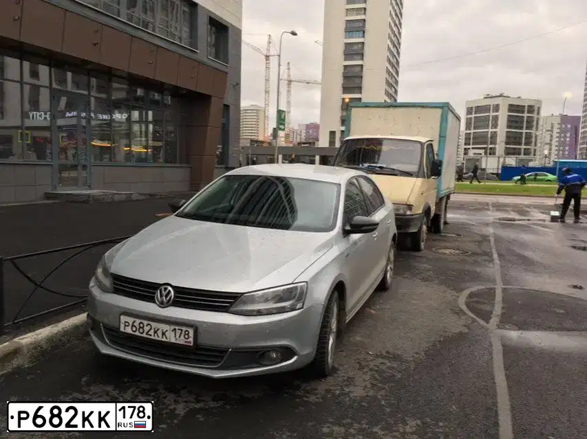 Фото автомобиля VOLKSWAGEN JETTA, 2013 — госномер Р682КК178. Цвет: серебристый
