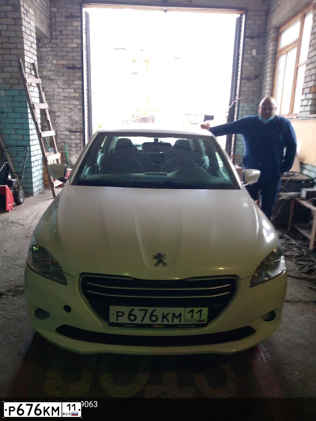 Фото автомобиля PEUGEOT 301, 2013 — госномер А976УС51. Цвет: Белый