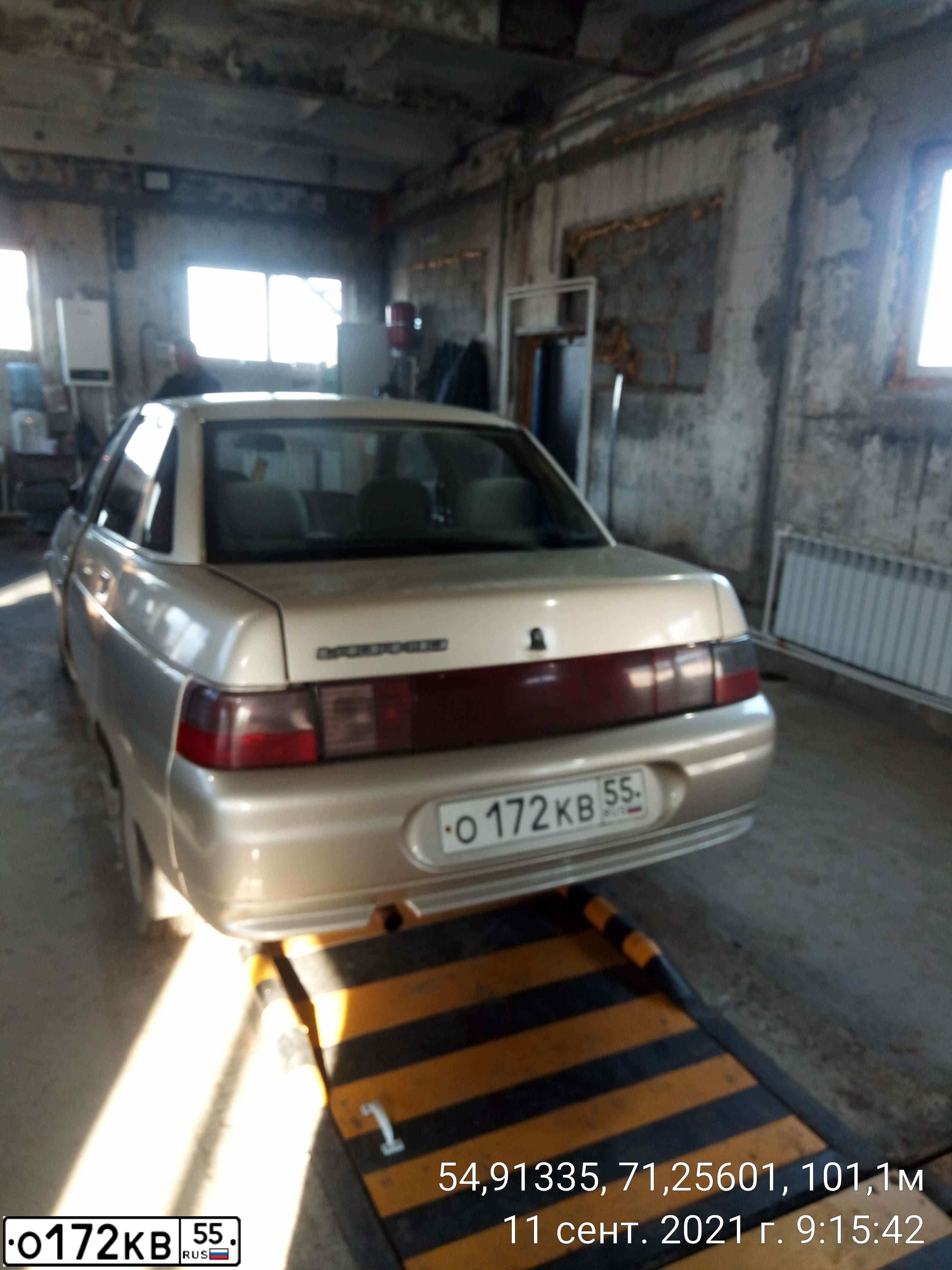 Фото автомобиля LADA 2110, 2001 — госномер О172КВ55. Цвет: Серебристо-Желтый