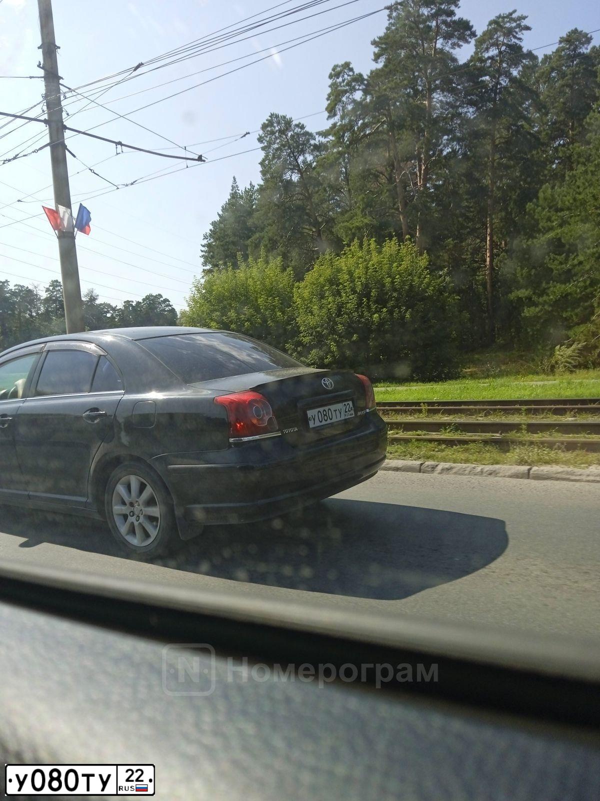 Фото автомобиля TOYOTA AVENSIS, 2008 — госномер У080ТУ22. Цвет: ЧЕРНЫЙ