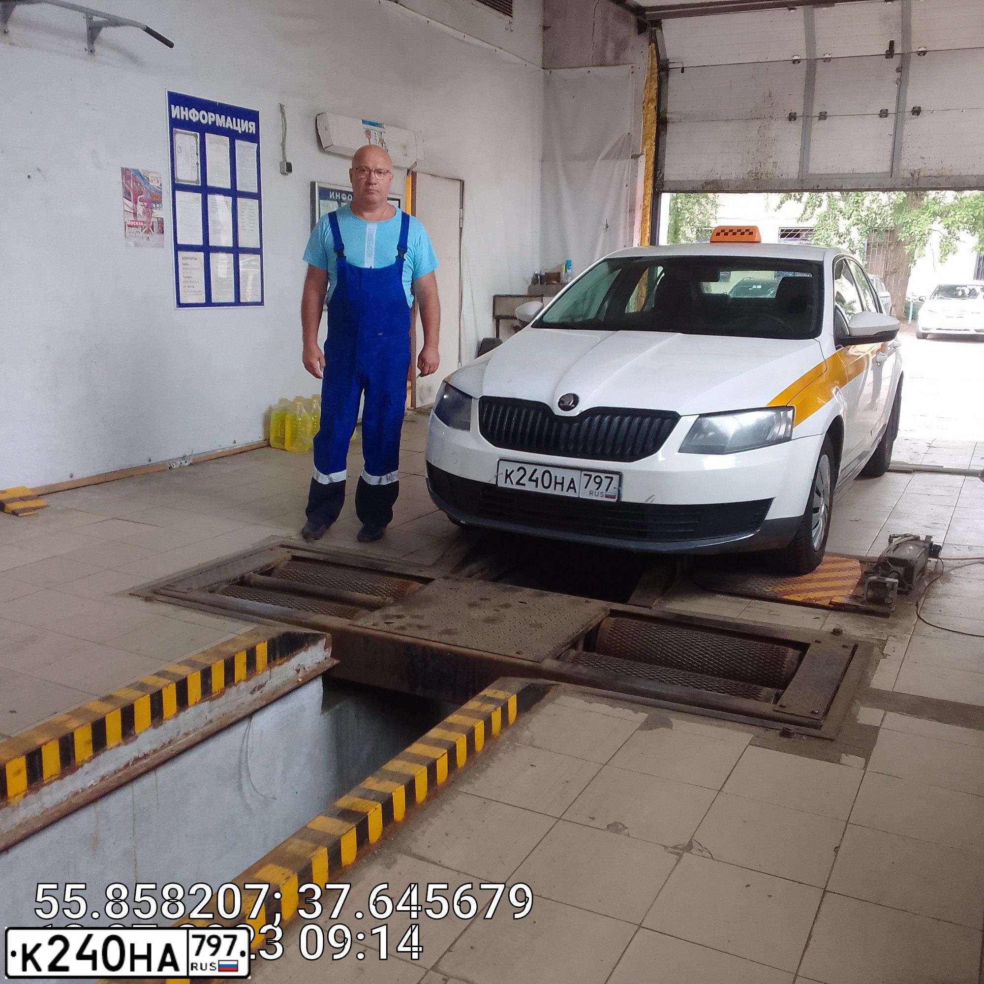 Фото автомобиля SKODA OCTAVIA, 2015 — госномер Е768СВ08. Цвет: БЕЛЫЙ-ЖЕЛТЫЙ-СЕРЫЙ