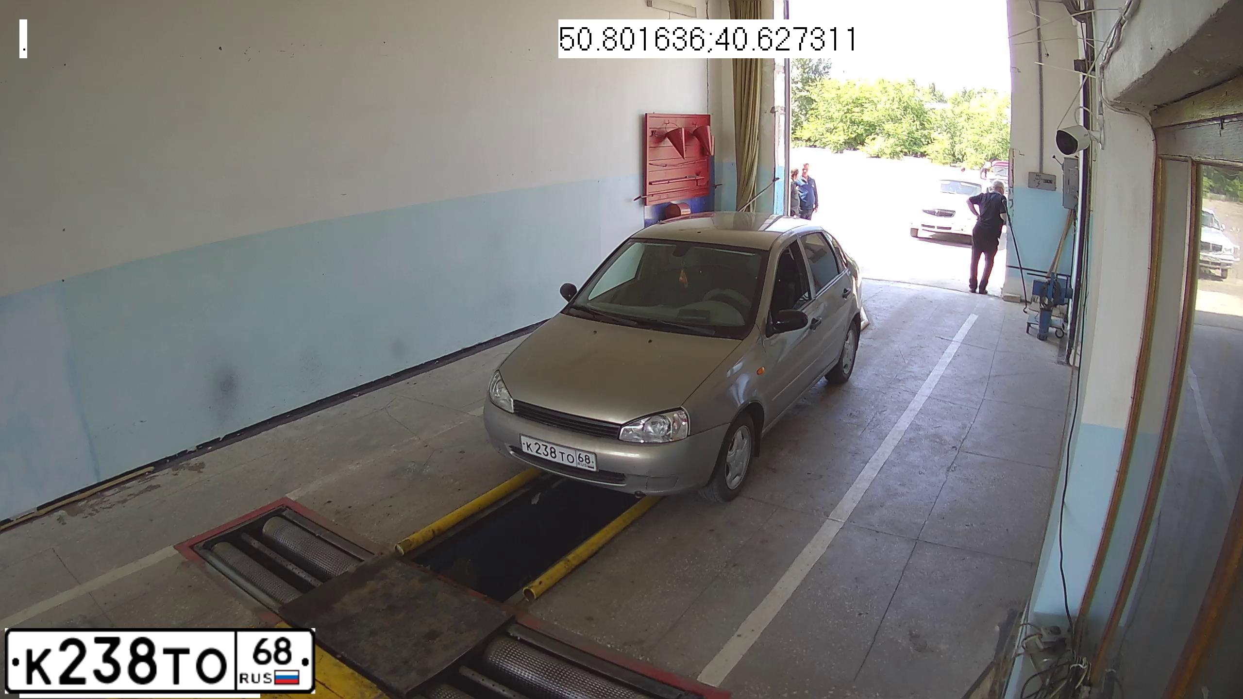 Фото автомобиля LADA 1118 KALINA, 2006 — госномер А335ЕР136. Цвет: БЕЖЕВО-СЕРЫЙ