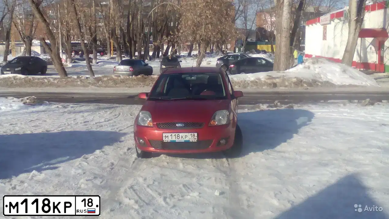Фото автомобиля FORD FIESTA / ASPIRE, 2006 — госномер М118КР18. Цвет: Красный