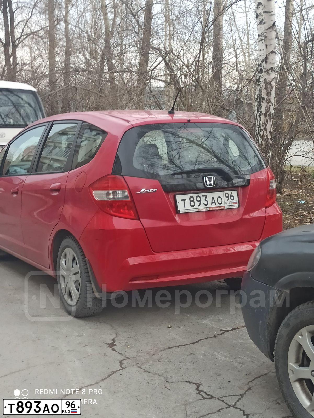 Фото автомобиля HONDA JAZZ, 2011 — госномер Т893АО96. Цвет: Красный