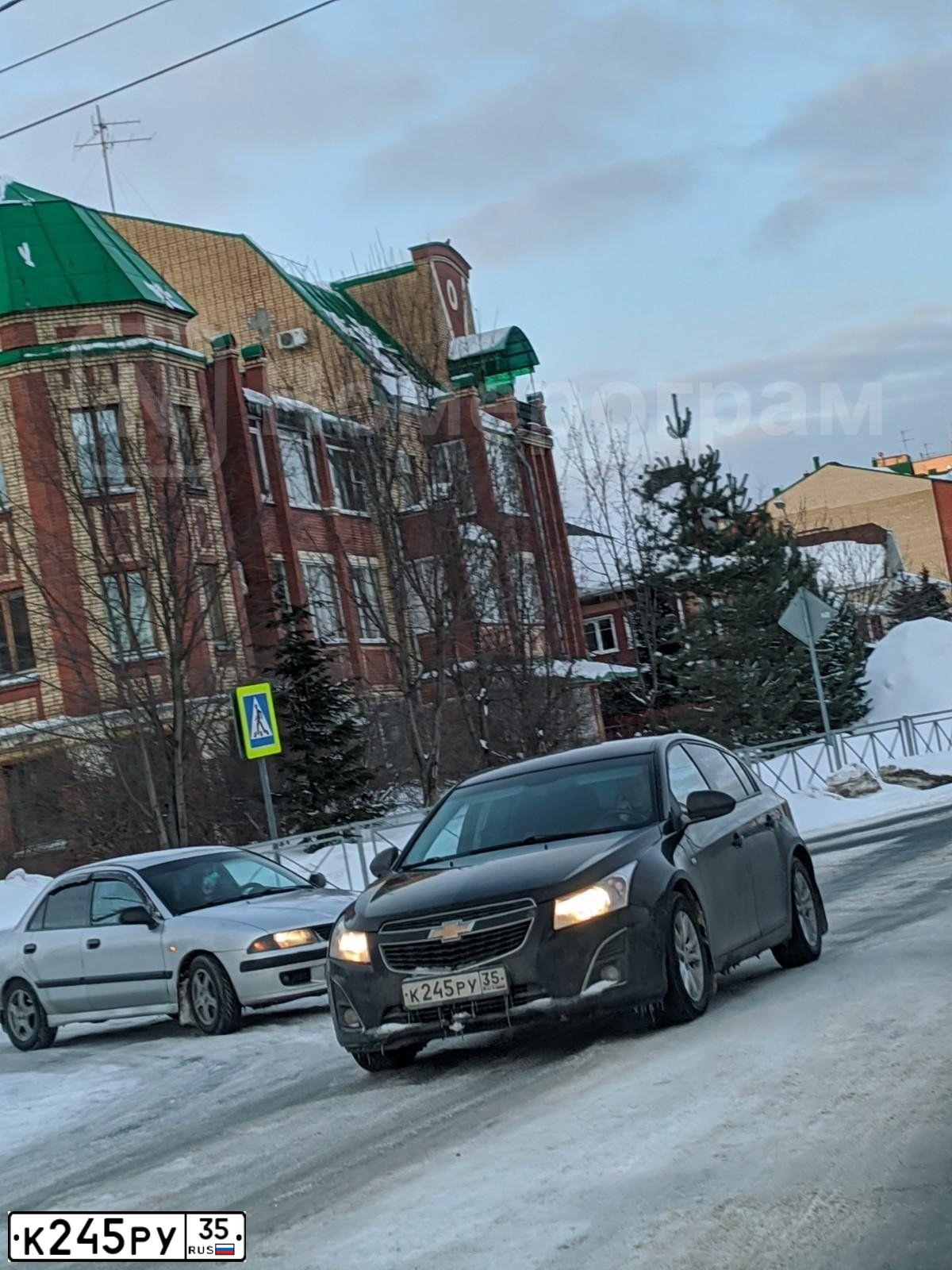 Фото автомобиля CHEVROLET CRUZE, 2013 — госномер К245РУ35. Цвет: КОРИЧНЕВЫЙ МЕТАЛЛИК