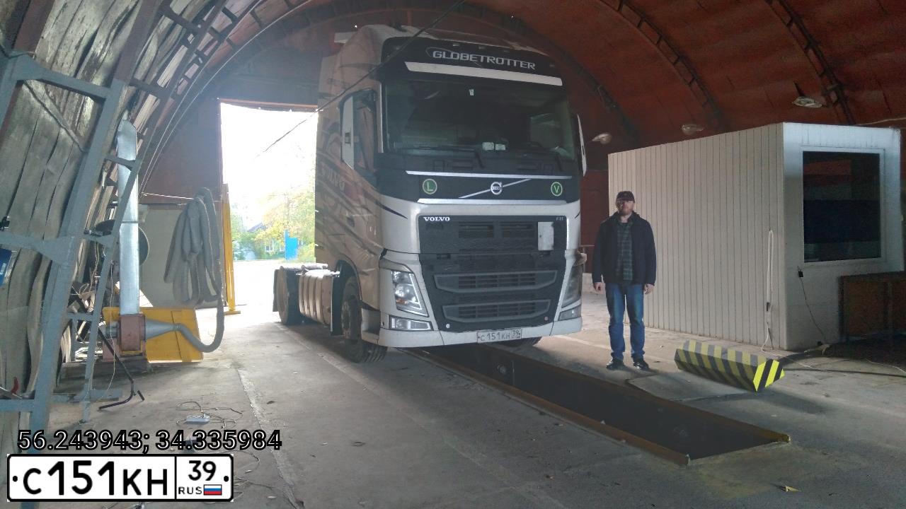 Фото автомобиля VOLVO SERIE FH /4X2/, 2018 — госномер С151КН39. Цвет: БЕЛЫЙ
