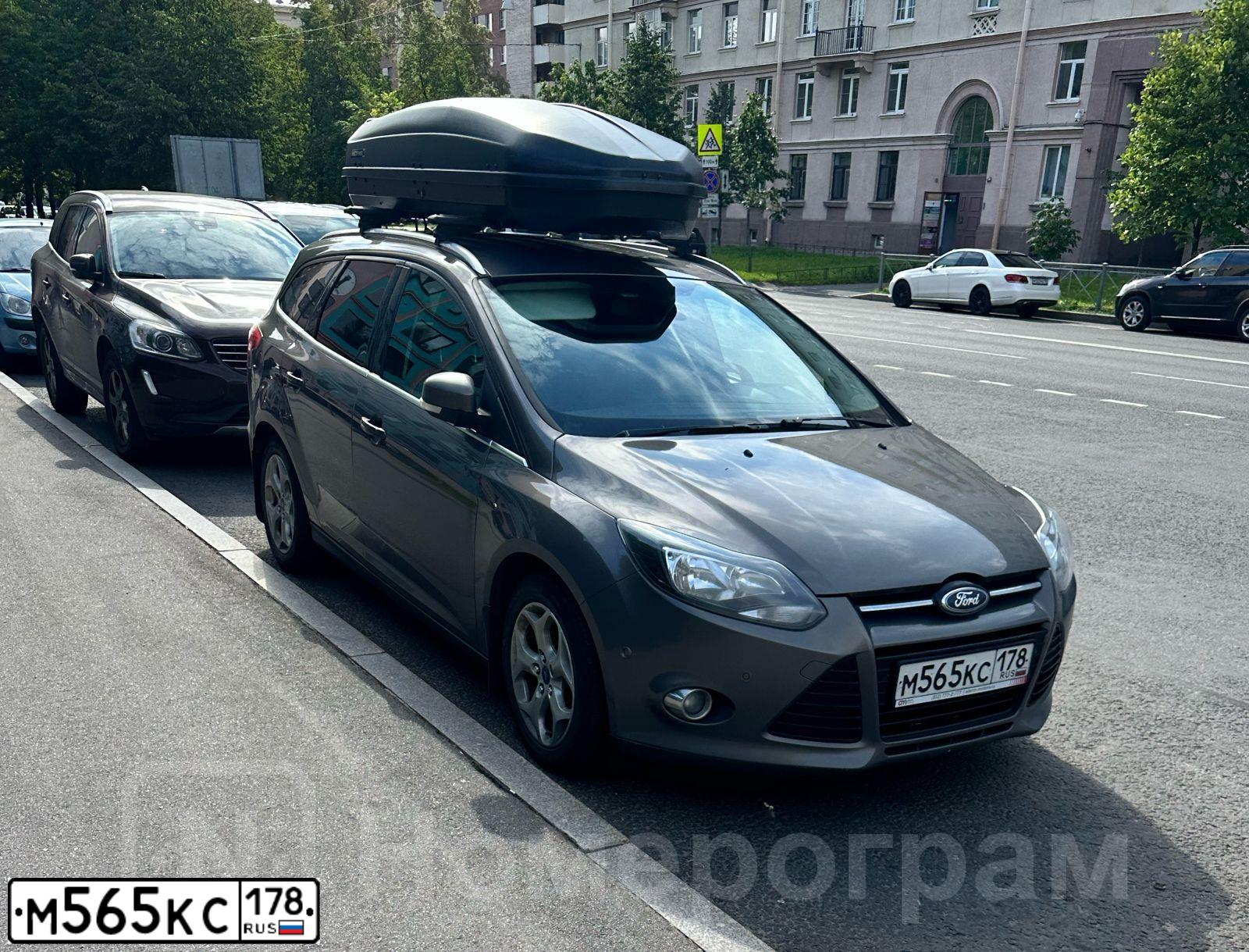 Фото автомобиля FORD FOCUS, 2012 — госномер М565КС178. Цвет: СЕРО-КОРИЧНЕВЫЙ