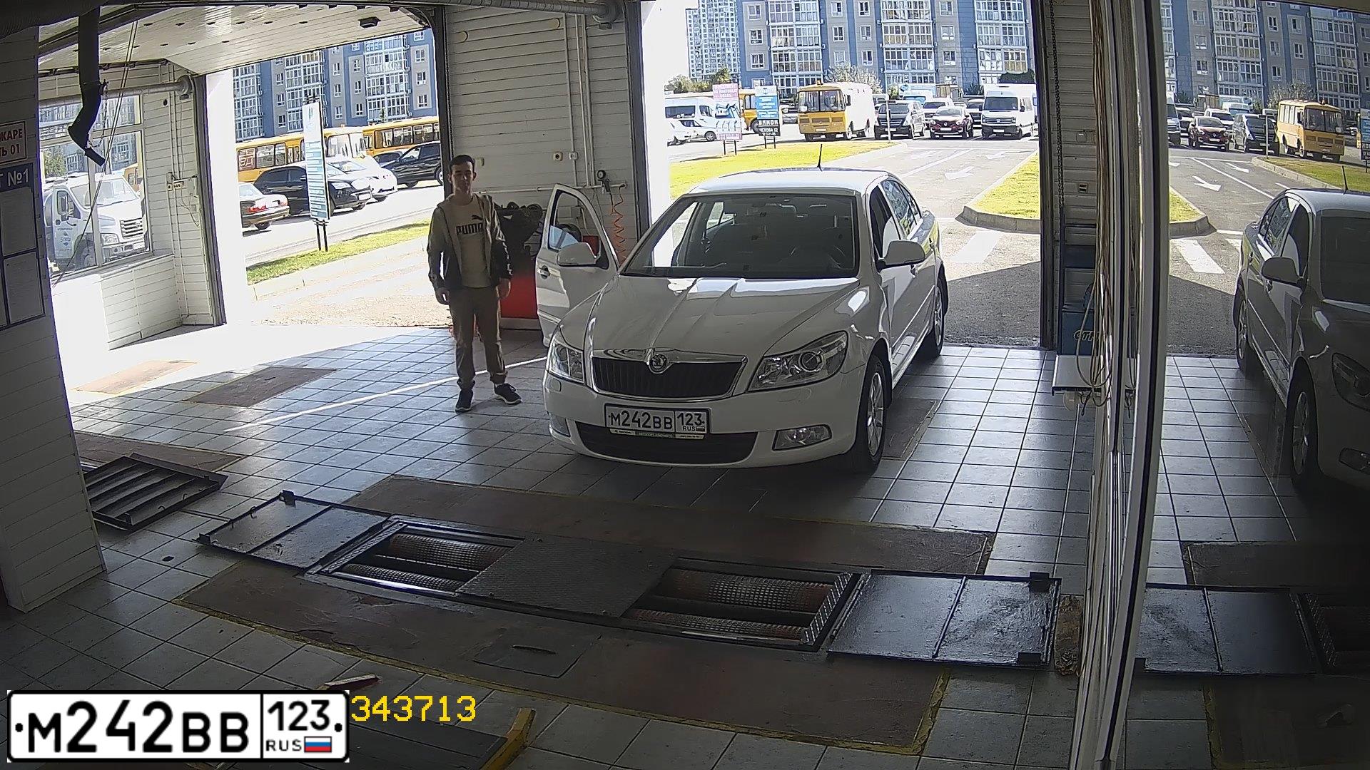 Фото автомобиля SKODA OCTAVIA, 2011 — госномер М242ВВ123. Цвет: БЕЛЫЙ