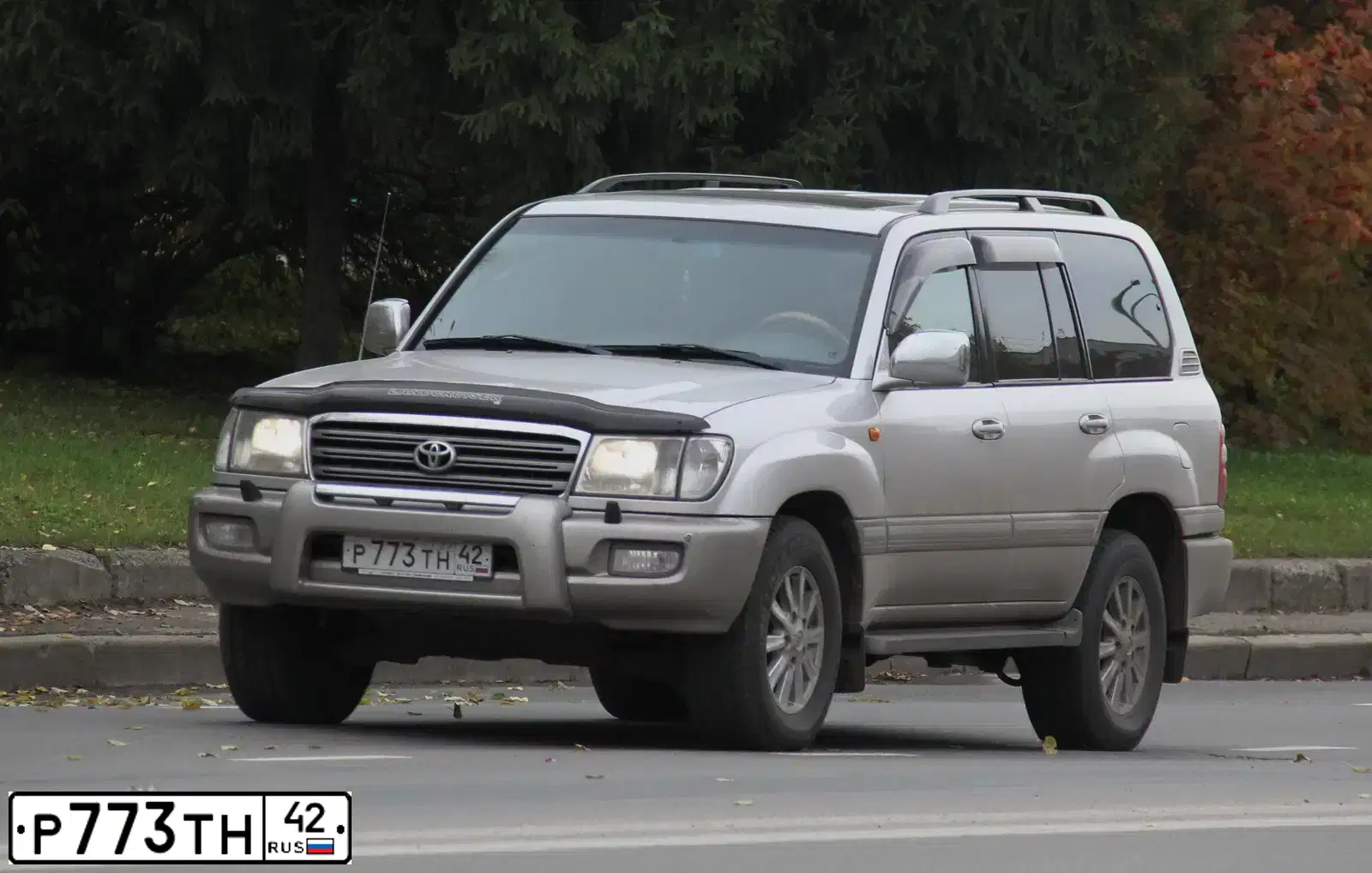 Фото автомобиля TOYOTA LANDCRUISER, 2004 — госномер Р773ТН42. Цвет: СЕРЕБРИСТЫЙ
