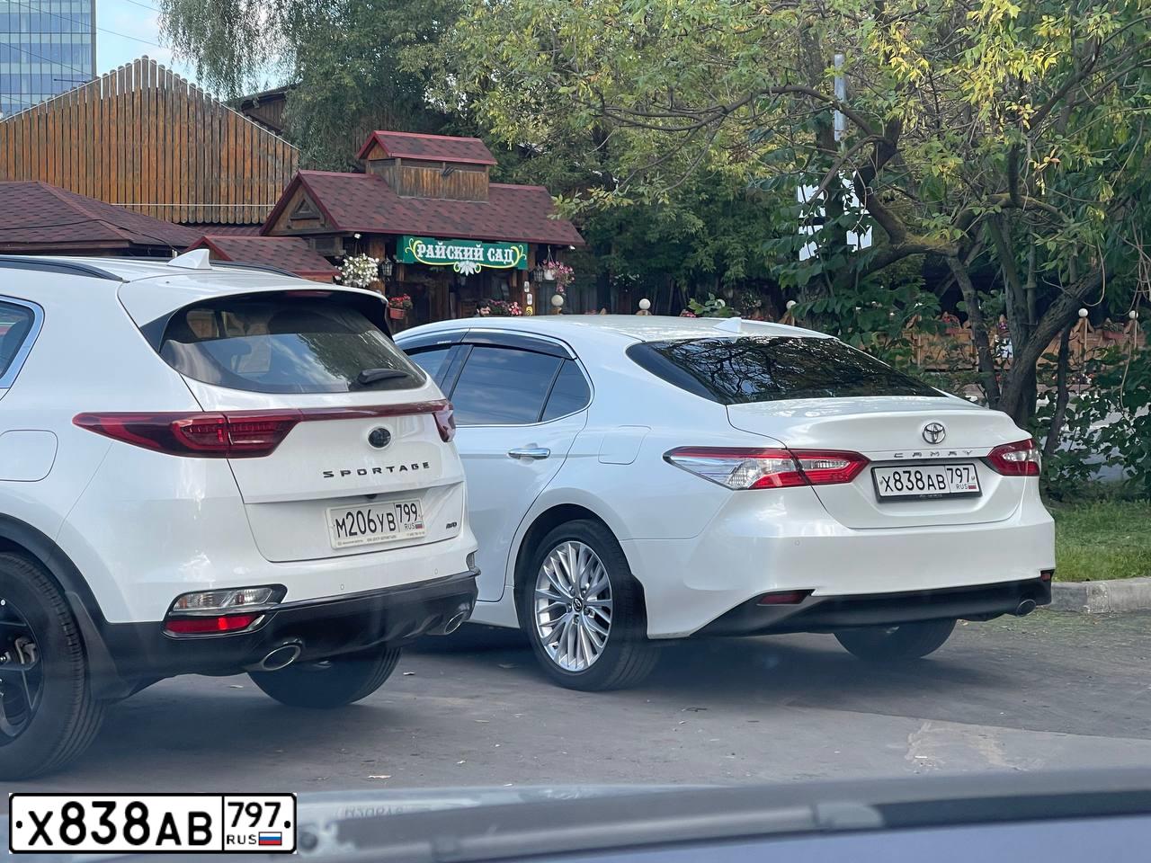 Фото автомобиля TOYOTA CAMRY, 2020 — госномер Х838АВ797. Цвет: Белый