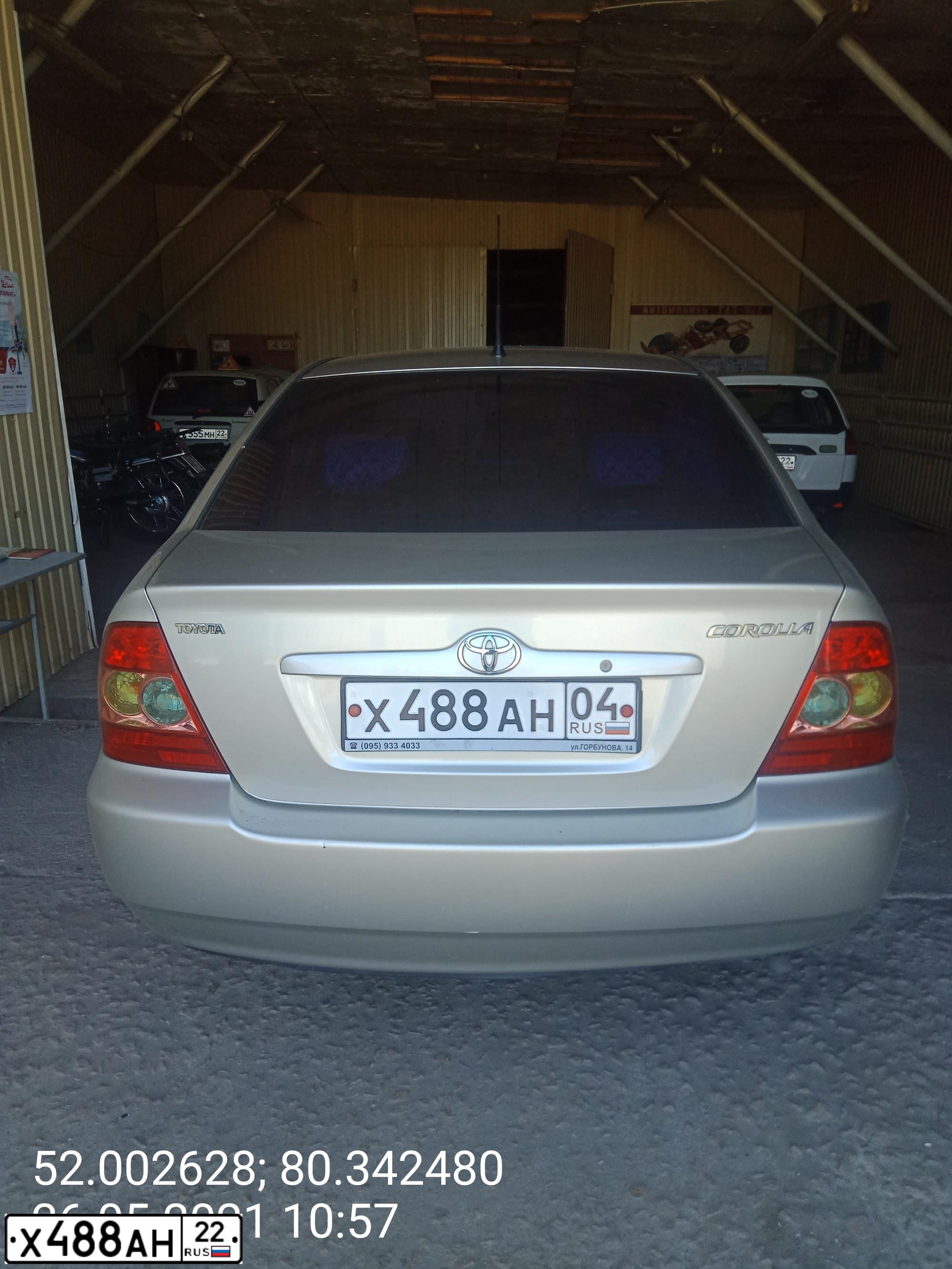 Фото автомобиля TOYOTA COROLLA, 2005 — госномер А484ТС122. Цвет: Серебристый