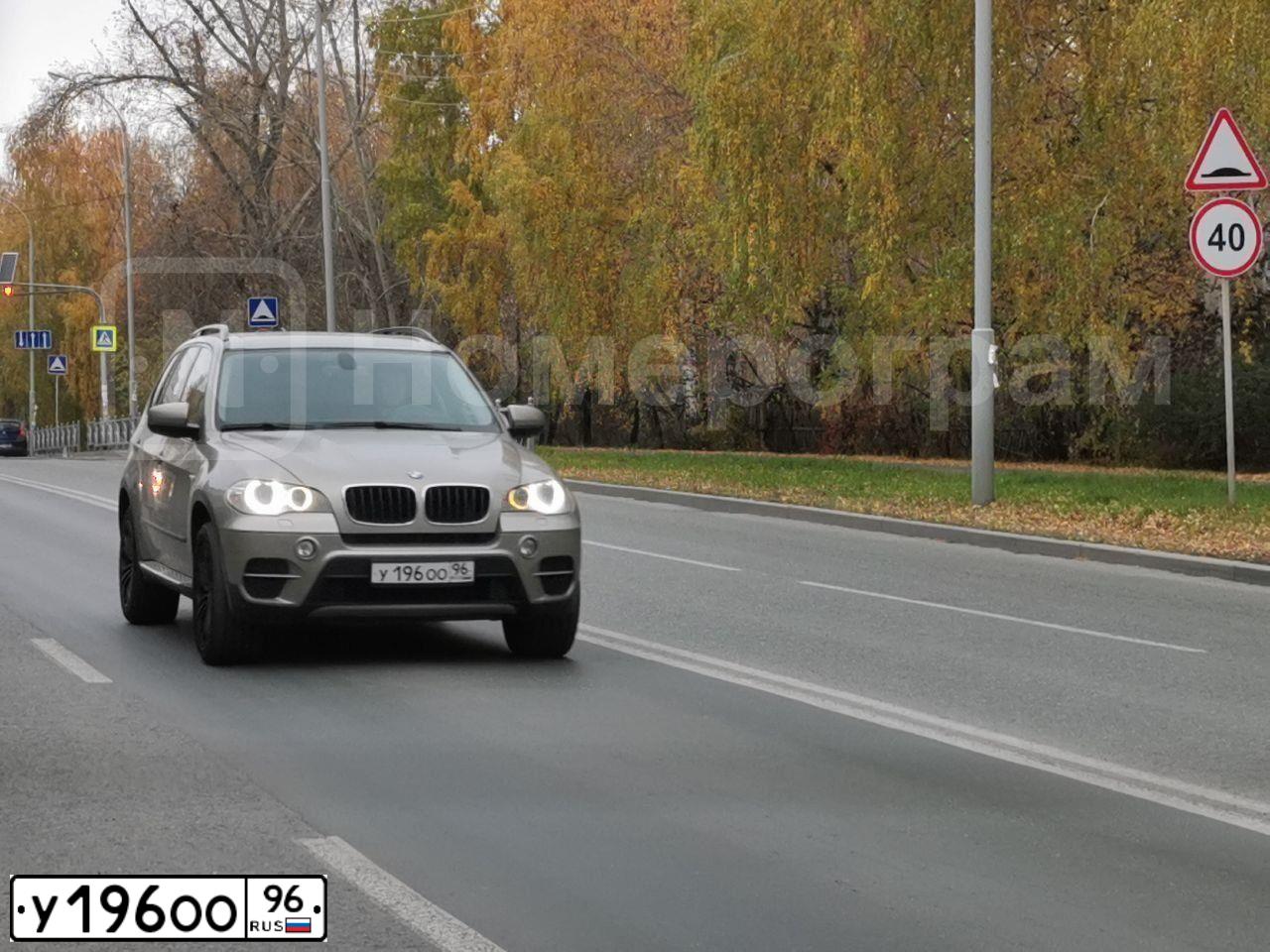 Фото автомобиля BMW X5, 2012 — госномер У196ОО96. Цвет: БЕЖЕВЫЙ