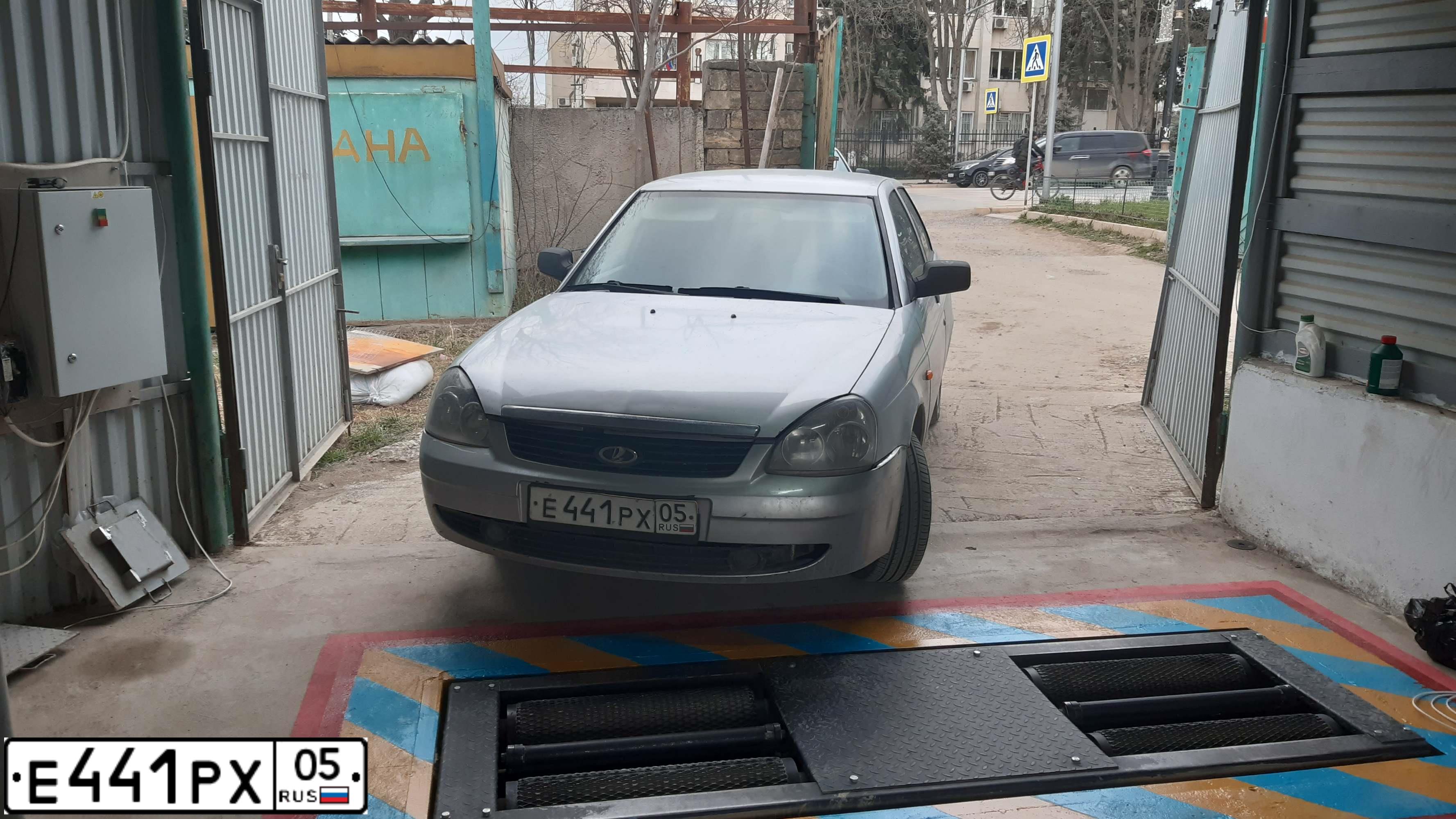Фото автомобиля LADA 2170 PRIORA, 2007 — госномер Е441РХ05. Цвет: СВЕТЛО-СЕРЕБ МЕТАЛЛ