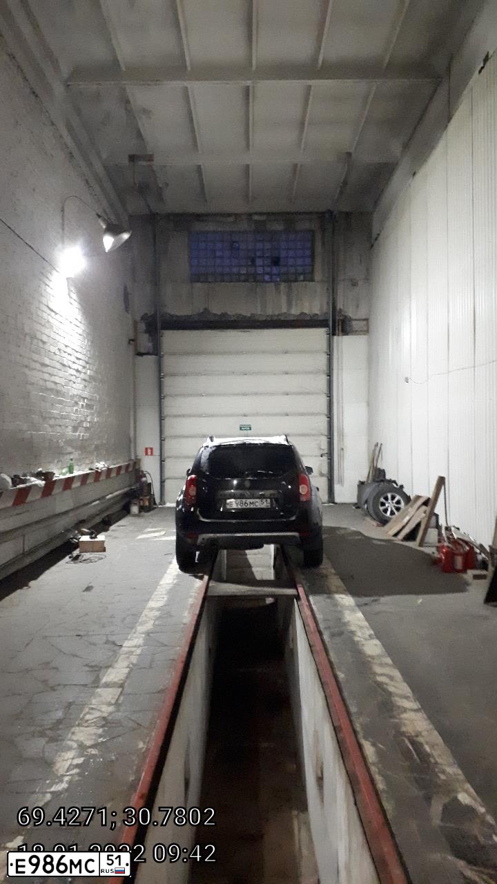 Фото автомобиля RENAULT DUSTER, 2014 — госномер Е986МС51. Цвет: ЧЕРНЫЙ