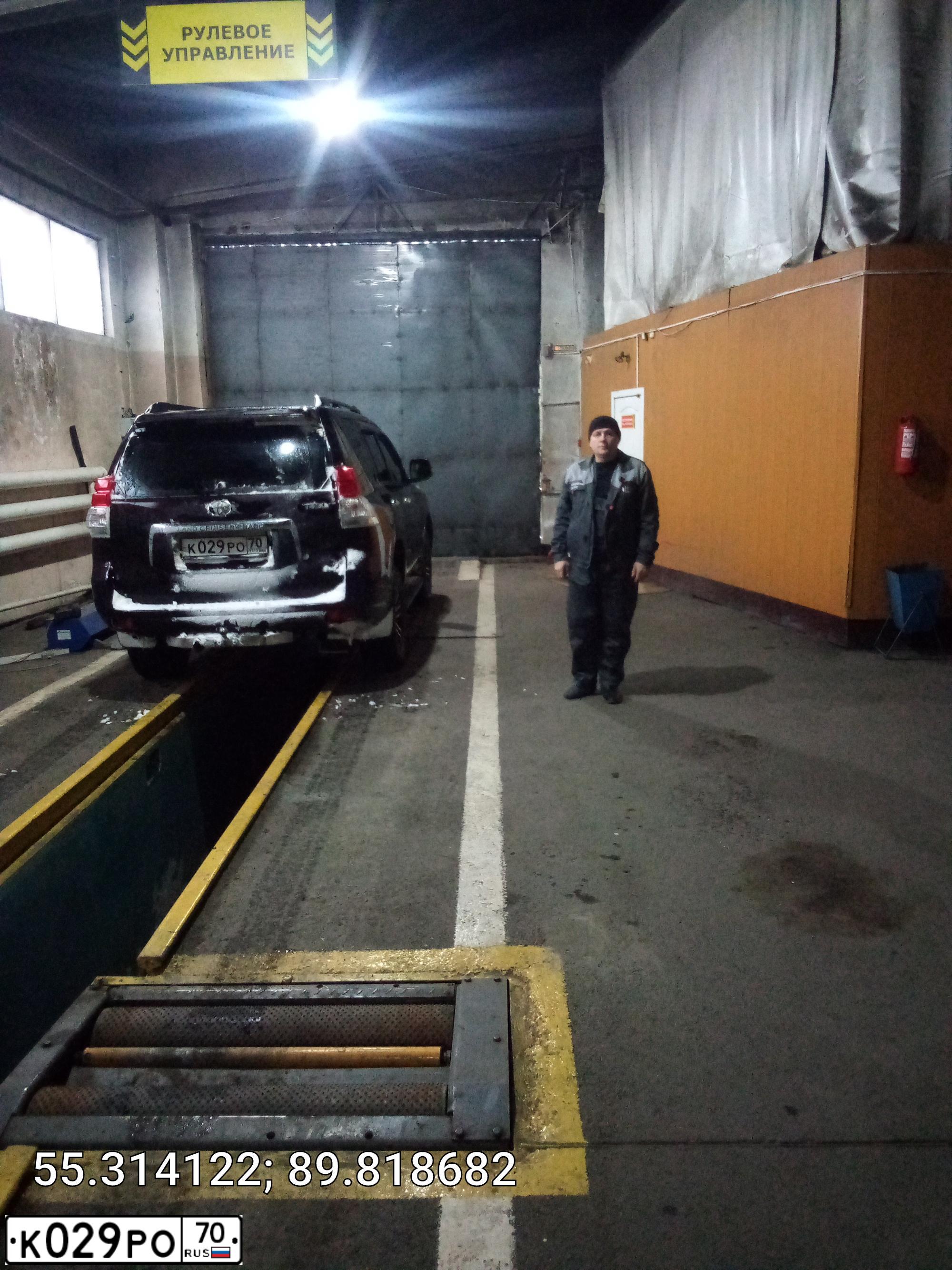 Фото автомобиля TOYOTA LANDCRUISER, 2011 — госномер С900АХ70. Цвет: ГРАНАТОВЫЙ