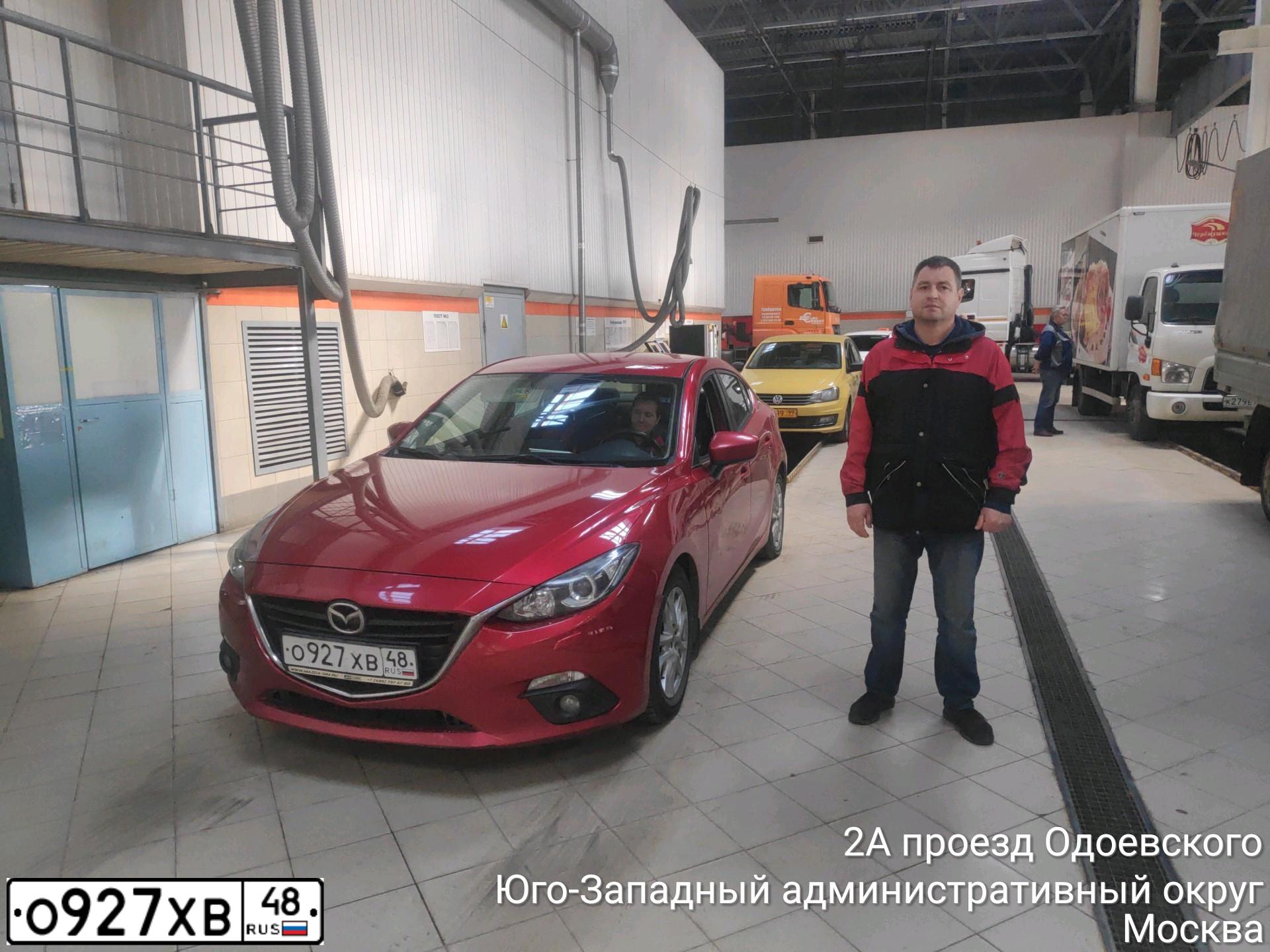 Фото автомобиля MAZDA 3, 2015 — госномер О927ХВ48. Цвет: Красный