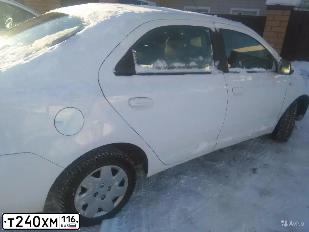 Фото автомобиля CHEVROLET COBALT, 2014 — госномер В100РН716. Цвет: БЕЛЫЙ