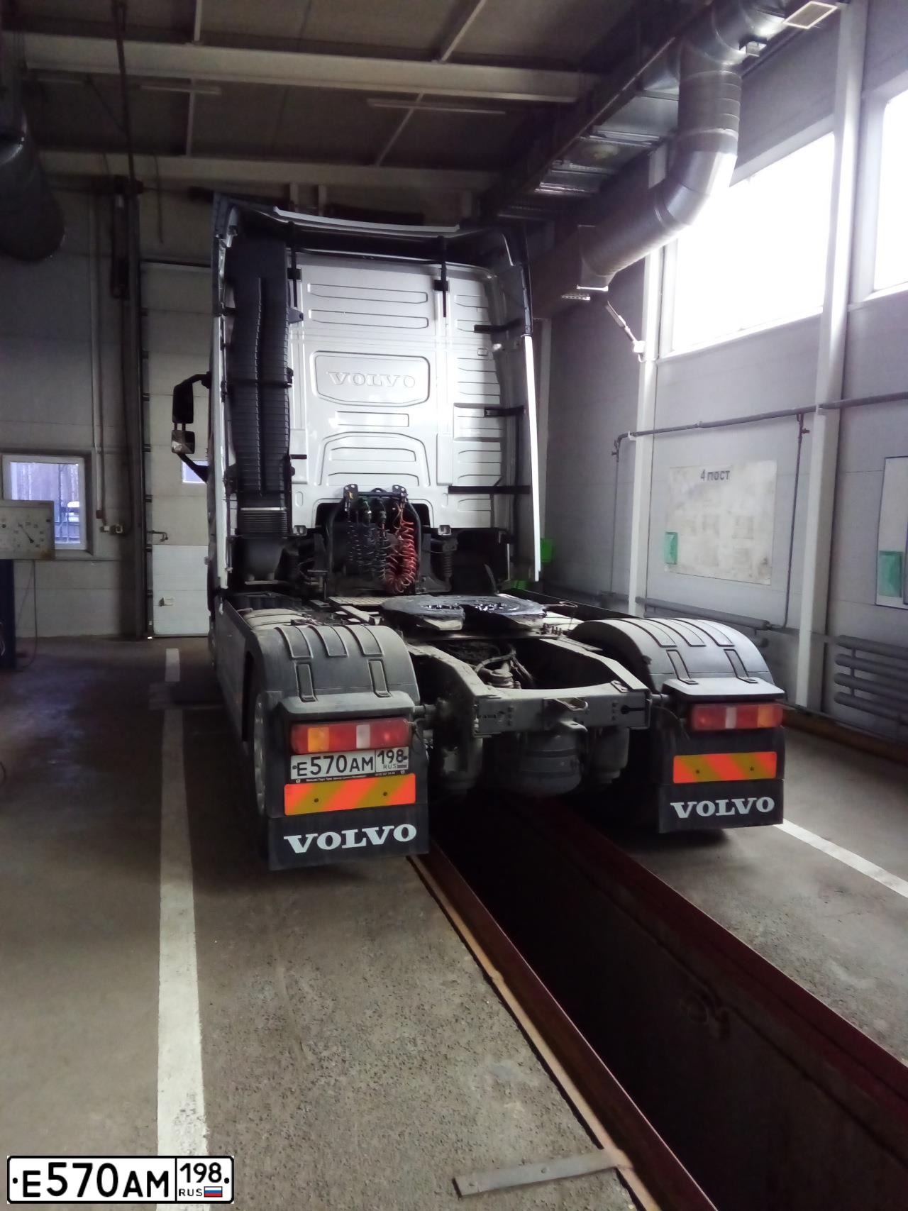 Фото автомобиля VOLVO SERIE FH /4X2/, 2019 — госномер Е570АМ198. Цвет: СЕРЫЙ МЕТАЛЛИК