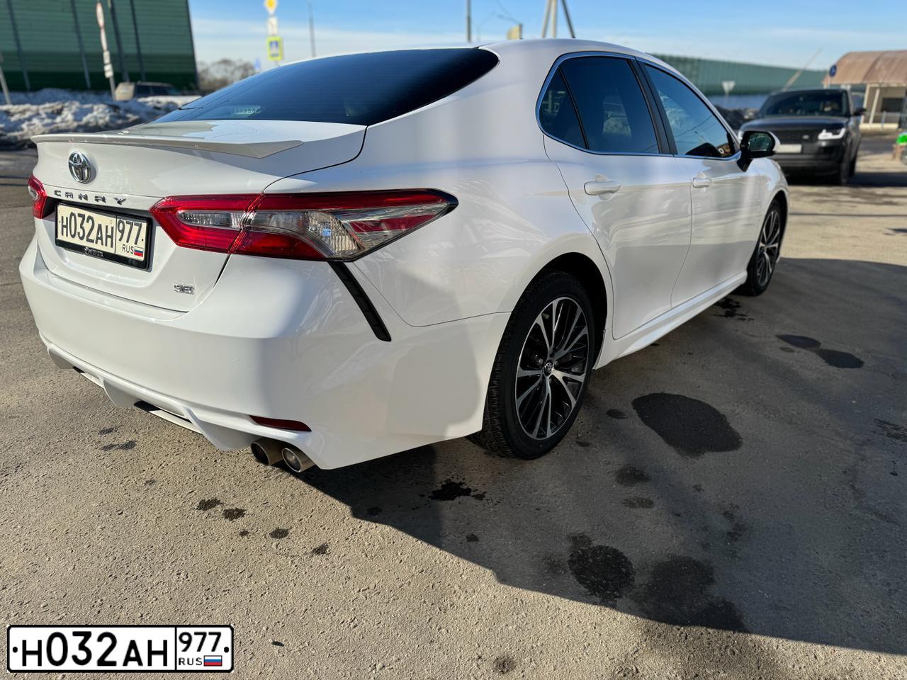Фото автомобиля TOYOTA CAMRY, 2018 — госномер В865ВЕ550. Цвет: Белый