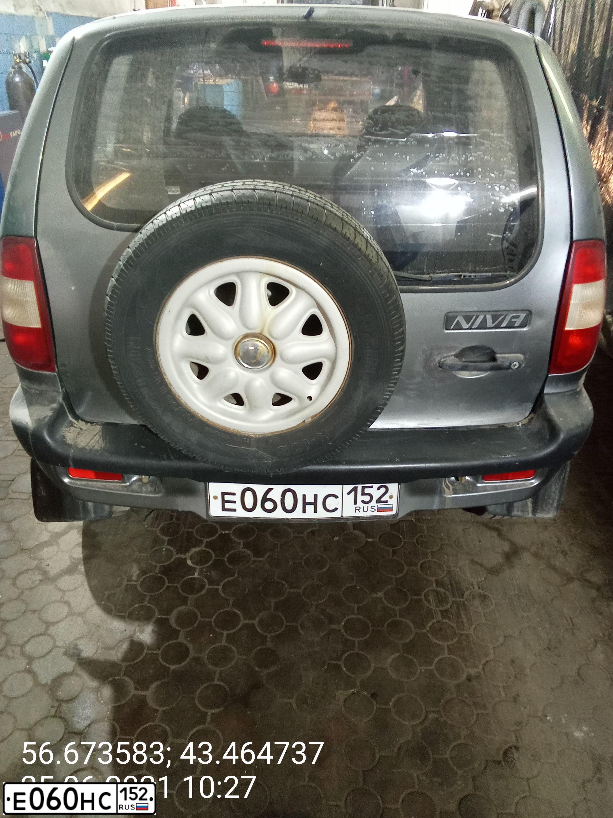 Фото автомобиля CHEVROLET NIVA, 2006 — госномер Е060НС152. Цвет: Темно-серый металлик