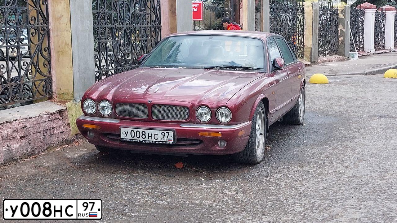 Фото автомобиля JAGUAR XJ-SERIE, 2000 — госномер У008НС97. Цвет: ВИШНЕВЫЙ