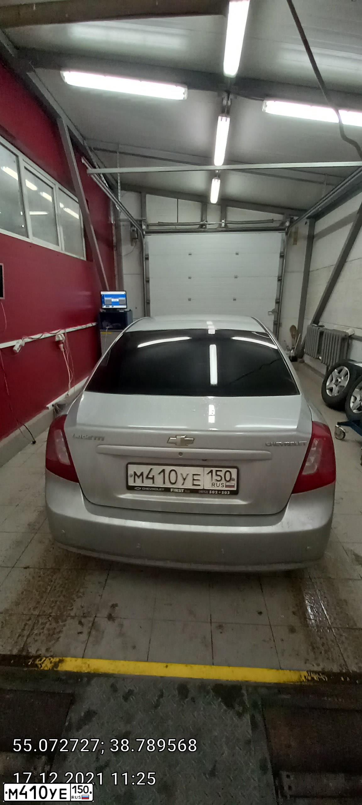 Фото автомобиля CHEVROLET LACETTI, 2008 — госномер М410УЕ150. Цвет: СЕРЫЙ СВЕТЛЫЙ