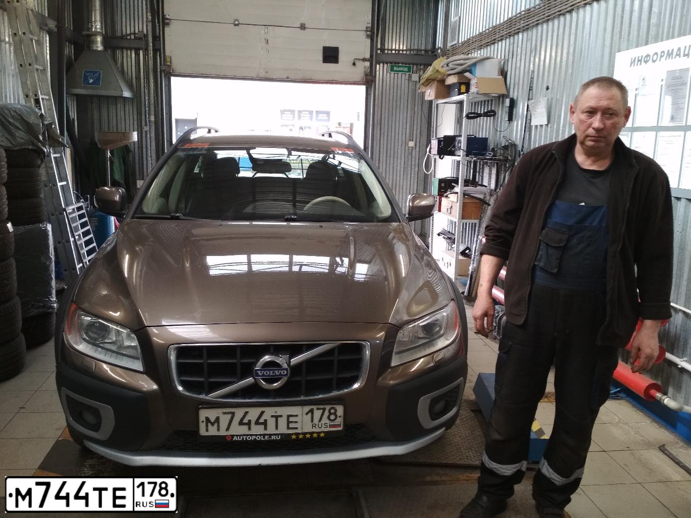Фото автомобиля VOLVO XC70, 2012 — госномер А359УВ147. Цвет: Коричневый
