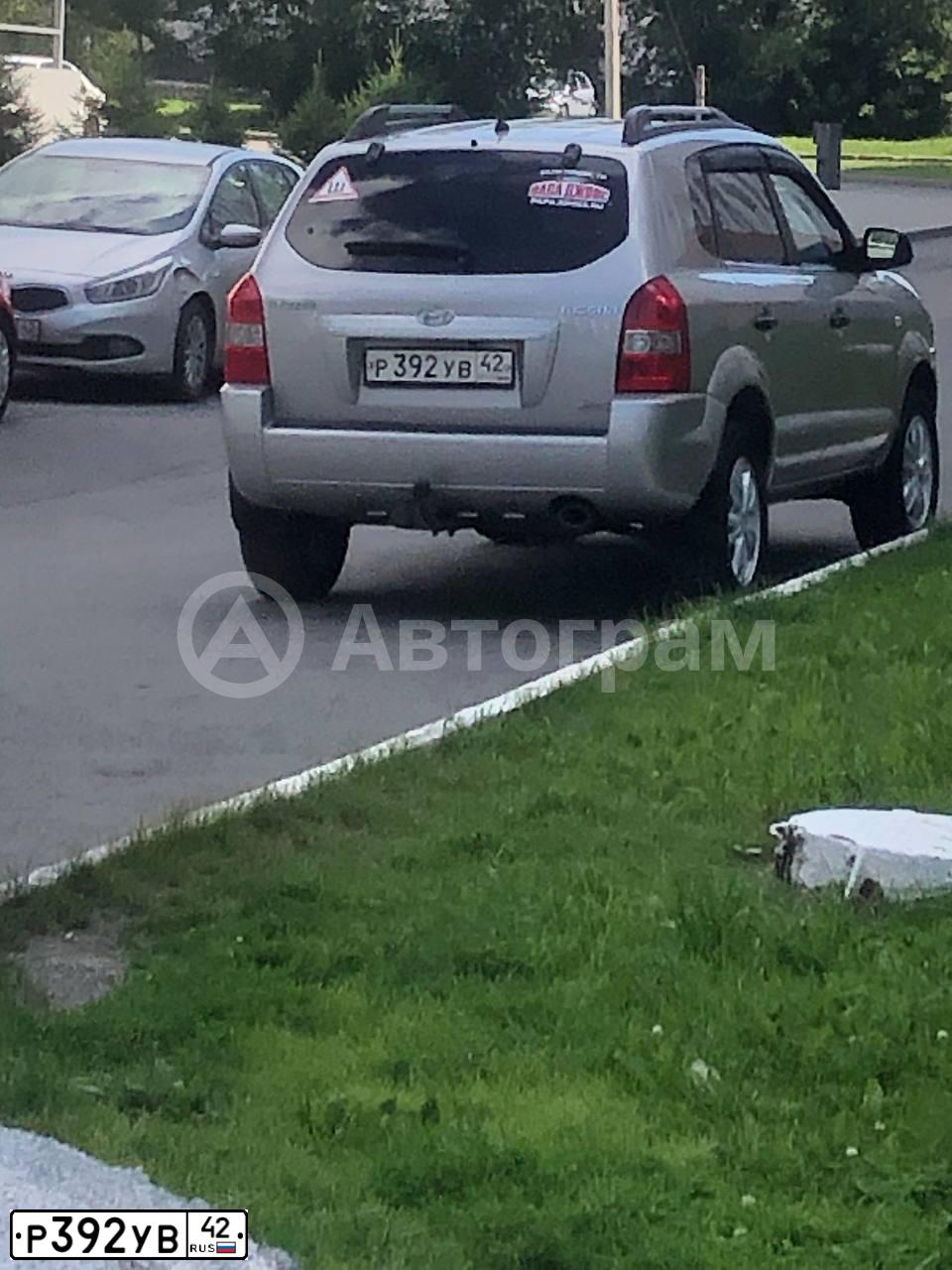Фото автомобиля HYUNDAI TUCSON, 2008 — госномер Р392УВ42. Цвет: серебристый