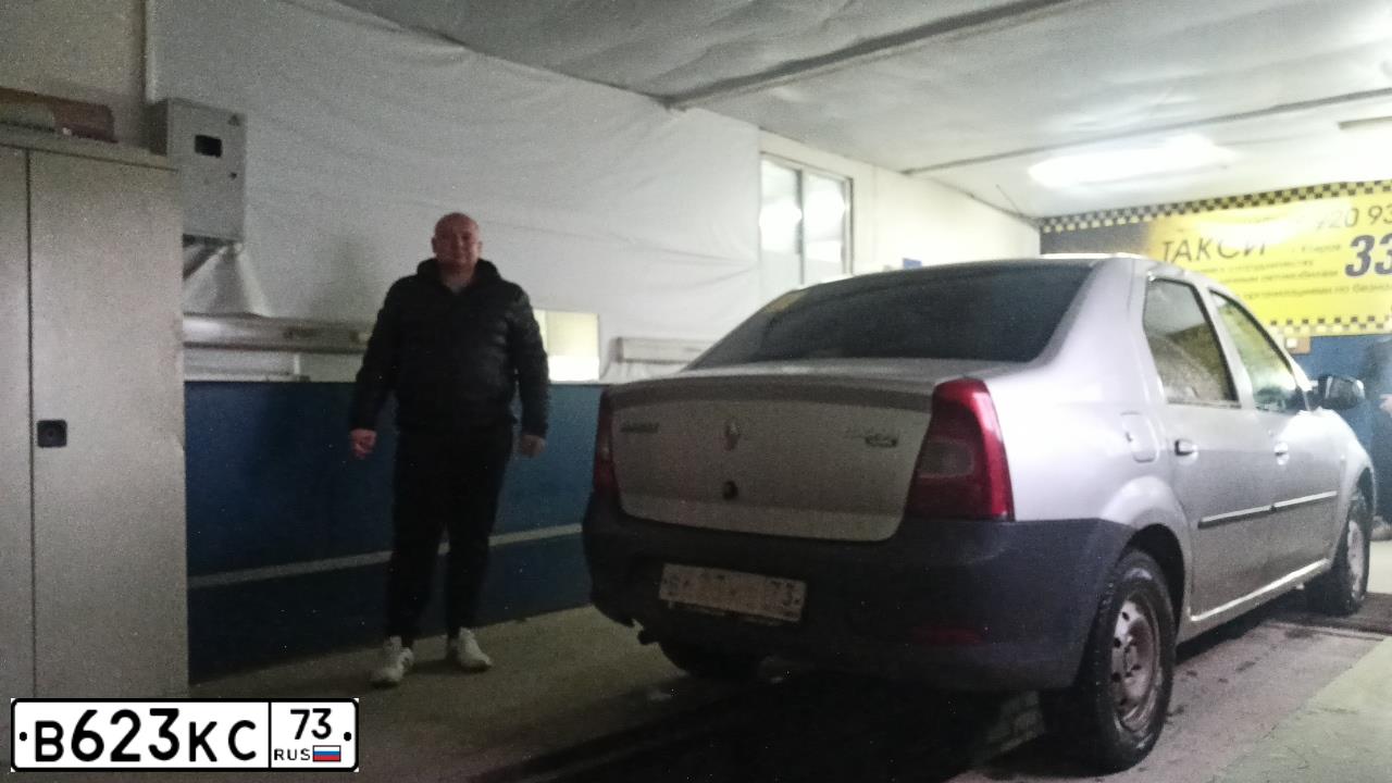 Фото автомобиля RENAULT LOGAN, 2014 — госномер К944УО33. Цвет: СВЕТЛО-СЕРЫЙ