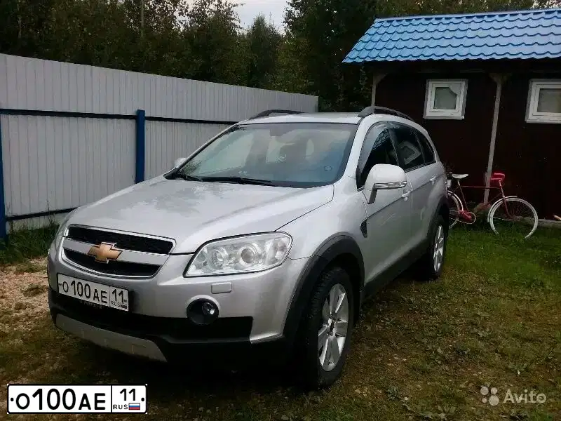 Фото автомобиля CHEVROLET CAPTIVA, 2010 — госномер О100АЕ11. Цвет: СЕРЕБРИСТЫЙ МЕТАЛЛИК