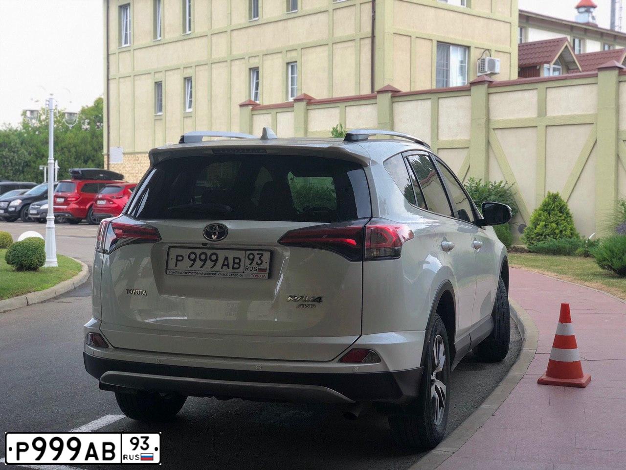 Фото автомобиля TOYOTA RAV4, 2017 — госномер Р999АВ93. Цвет: БЕЛЫЙ ПЕРЛАМУТР
