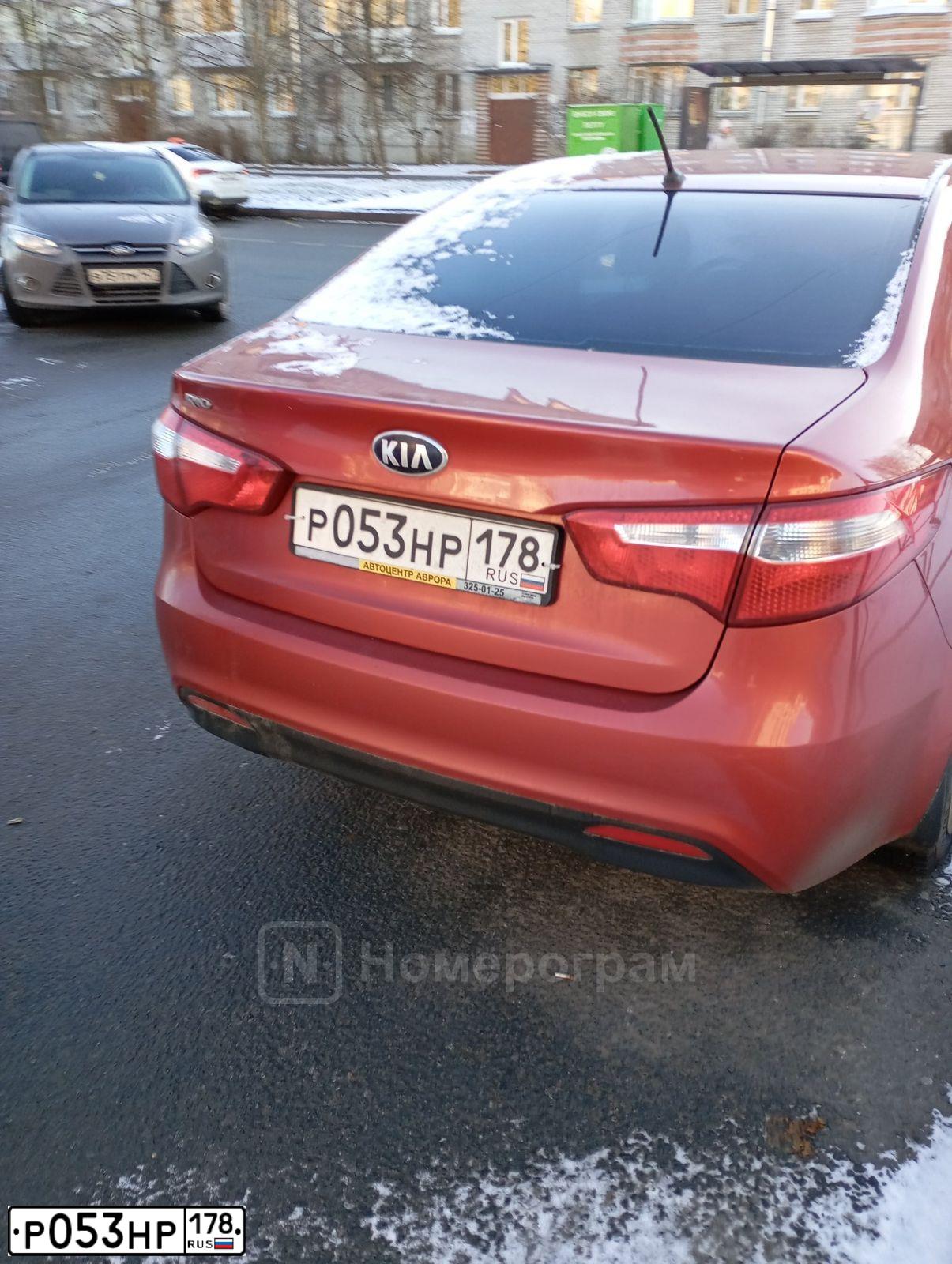 Фото автомобиля KIA RIO, 2014 — госномер Р053НР178. Цвет: Красный