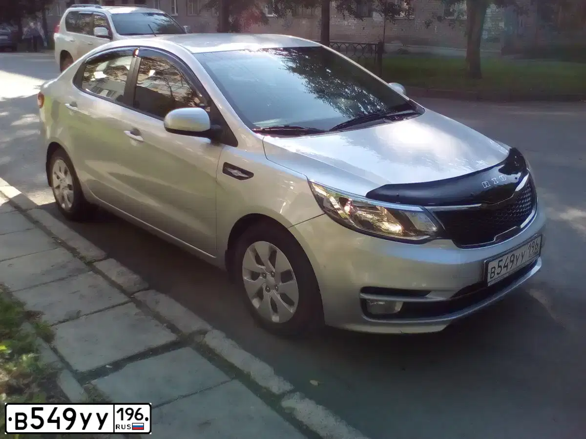 Фото автомобиля KIA RIO, 2015 — госномер О847ТМ196. Цвет: СЕРЫЙ